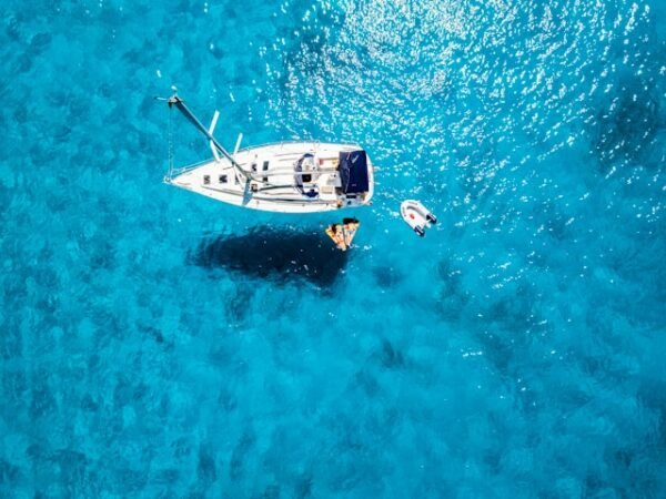 Patinete eléctrico, barco transparente y entrada a un club de playa de Cozumel