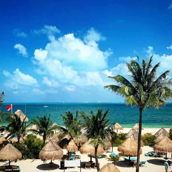 Excursión a Isla Mujeres en catamarán