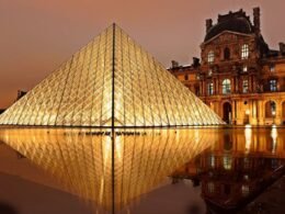 museo louvre noche