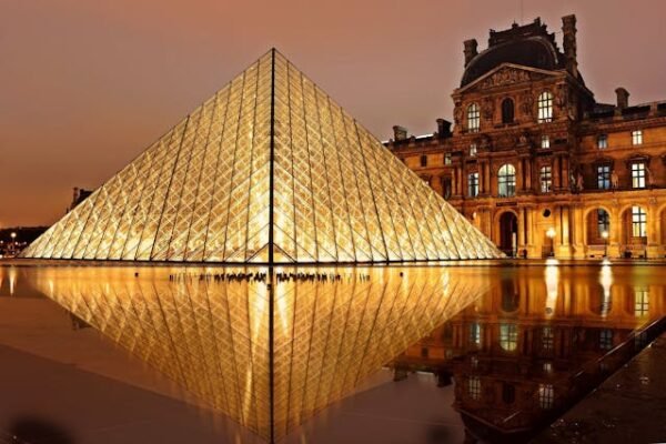 museo louvre noche